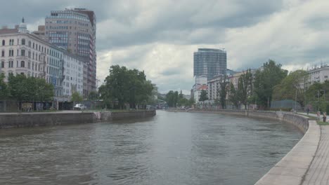 Canal-Del-Danubio-En-El-Centro-De-Viena-En-Un-Día-Nublado