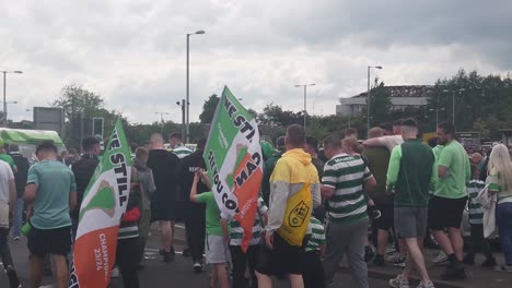 Los-Aficionados-Del-Celtic-Se-Dirigen-A-Hampden-Para-La-Final-De-La-Copa-De-Escocia-Contra-Los-Rangers.