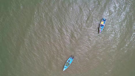 Drone-Volando-Sobre-Dos-Barcos-De-Pesca-En-El-Océano