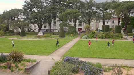 Niños-Jugando-Durante-Su-Tiempo-Libre-En-La-Plaza-Maurice-Schwob-Park-En-Nantes,-Francia