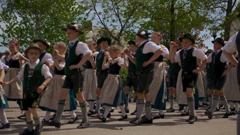 Traditioneller-Maibaumtanz-Für-Kinder