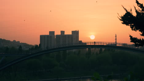 Seonyudo-Fußgängerbrücke-über-Den-Haang-Fluss-Bei-Sonnenuntergang-In-Seoul,-Südkorea