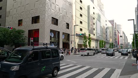 Tráfico-De-Vehículos-En-El-Concurrido-Distrito-De-Ginza-Al-Atardecer.