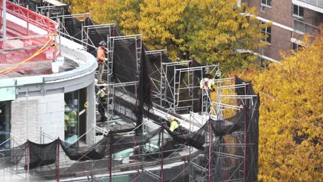 Gruppe-Von-Männern,-Die-Auf-Einem-Gerüst-Arbeiten