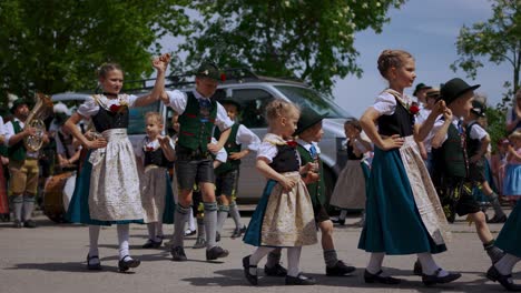 Bayerische-Kinder-Maibaumtanz