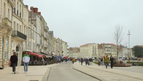 Menschen-Gehen-Auf-Der-Avenue-Im-Historischen-Stadtzentrum-In-Der-Fußgängerzone