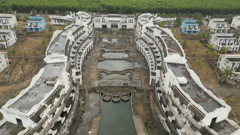 Sucias-Habitaciones-Vacías-En-Un-Hotel-Vietnamita-Abandonado-En-La-Playa-De-Lang-Co