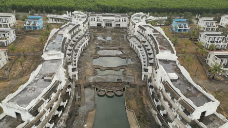 Schmutzige-Leere-Zimmer-In-Verlassenen-Vietnamesischen-Hotel-Am-Strand-Von-Lang-Co