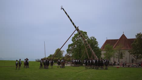 Traditioneller-Bayerischer-Maibaum