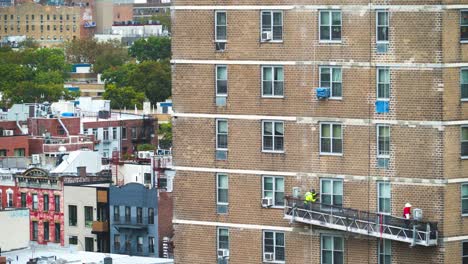 Trabajadores-De-La-Construcción-En-Andamios-Trabajando-En-Fachada