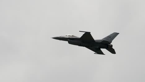 F-16-Se-Acercó-Al-Espectáculo-Aéreo-En-Cámara-Lenta