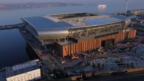 Vista-Aérea-Del-Club-De-Fútbol-Everton-Orbitando-El-Sitio-De-Construcción-Del-Nuevo-Estadio-En-Bramley-Moore-Dock-Frente-Al-Mar-De-Liverpool