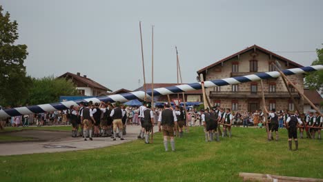 Bayerischer-Maibaum-Wird-Von-Jungen-Männern-Aufgestellt