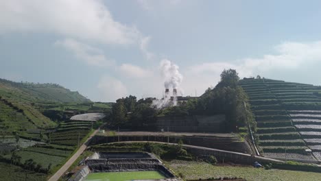 Geothermiekraftwerk,-Das-Dampf-In-Der-Mystischen-Landschaft-Des-Dieng-Plateaus,-Indonesien-Ausstößt