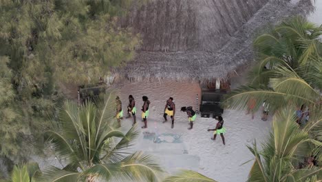 Un-Grupo-De-Acróbatas-Masculinos-Actúa-En-Un-Espectáculo-En-La-Playa-De-Michamvi-Kae-En-Zanzíbar.