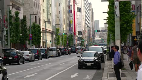 Impresionantes-Calles-De-Ginza-Al-Atardecer-Con-Tráfico-De-Automóviles.