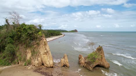 Drone-Volando-A-Través-De-Rocas-Sobre-El-Océano