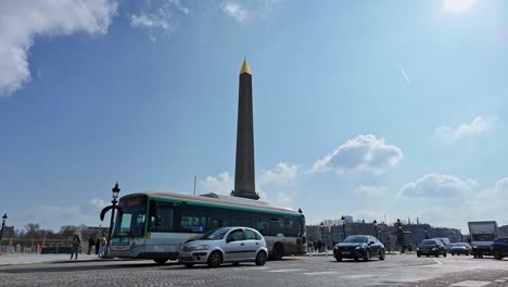 Peatones-Y-Vehículos-En-La-Plaza-Place-De-La-Concorde-En-París,-Francia