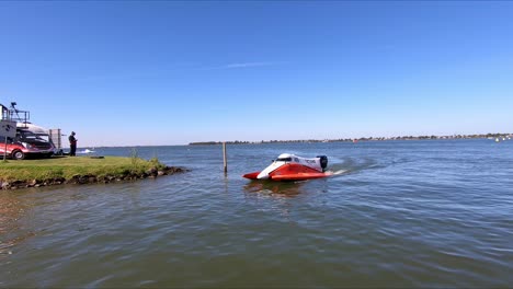 Colourful-racing-boat-competing-in-a-watersport-event-at-Lake-Mulwala-and-returning-to-the-lagoon-at-the-Mulwala-Water-Ski-Club