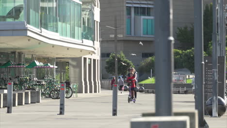 People-enjoying-recreational-time-on-Wellington-waterfront,-New-Zealand