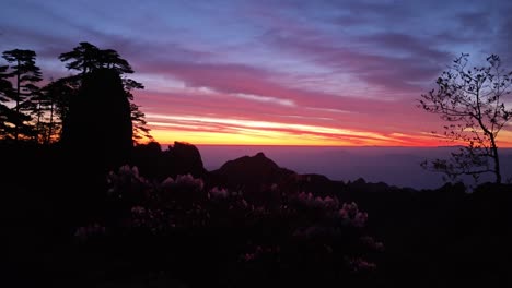 The-morning-sun-rises-from-the-high-mountain-clouds-and-mist，Mount-Huangshan,-China