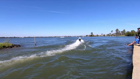 Speedboat-racing-near-the-shore-on-a-sunny-day-at-Lake-Mulwala-showing-boats-coming-out-of-the-lagoon-at-the-Mulwala-Ski-Club