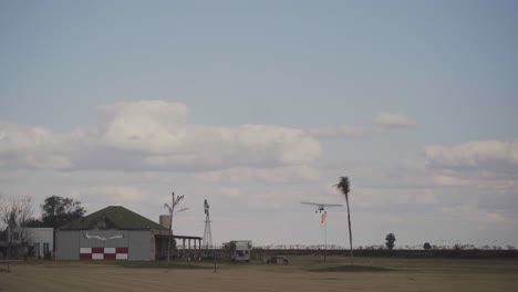 Un-Pequeño-Avión-Experimental-Despega-De-Una-Pista-Rural.