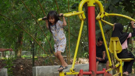 Niños-Más-Pequeños-Jugando-Juntos,-Supervisión-De-Los-Padres,-Parque-Al-Aire-Libre