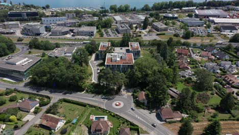 Antena-De-Alto-ángulo-De-Un-Hermoso-Complejo-De-Apartamentos-En-Un-Pequeño-Pueblo-Cerca-Del-Lago-De-Ginebra-En-Suiza