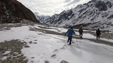 Einer-Gruppe-Von-Wanderern-Folgen,-Die-Eisige-Und-Schneebedeckte-Ebenen-überqueren