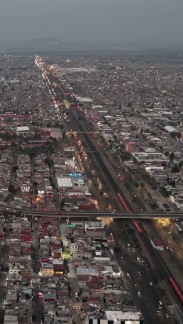 Dämmerung-Bricht-Herein,-Ecatepec-Leuchtet-Mit-Beleuchtung-In-Einer-Vertikalen-Perspektive