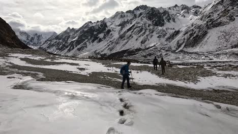 Einer-Wanderin-Auf-Einem-Verschneiten-Feld-Folgen