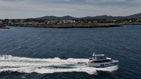 Barco-De-Lujo-Conduciendo-En-El-Mar-Junto-A-La-Isla-Española-De-Mallorca-Filmado-Con-Drones-En-Cámara-Lenta