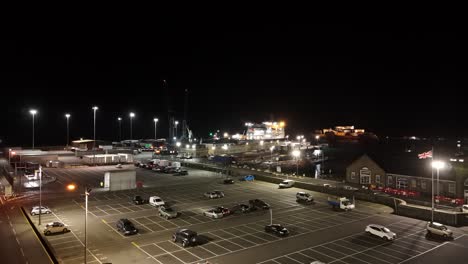 North-Beach-St-Peter-Port-Guernsey-Con-Ferry-Atracado-En-El-Puerto-Por-La-Noche