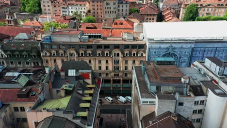 Eine-Drohne-Fliegt-Von-Einem-Monumentalen-Gebäude-Weg-Und-Enthüllt-Das-Historische-Stadtzentrum-Von-Genf,-Schweiz