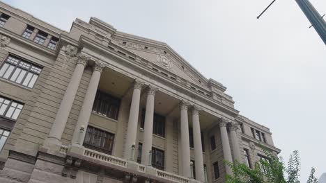 Toma-De-ángulo-Bajo-Del-Palacio-De-Justicia-De-1910-En-El-Centro-De-Houston,-Texas.