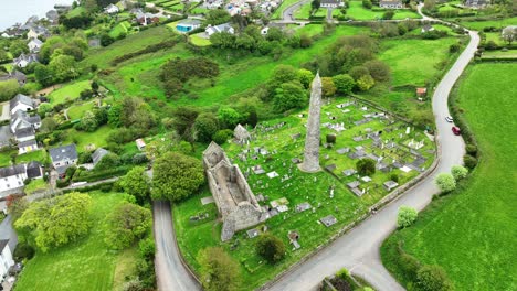 Lugares-épicos-De-Irlanda-Drone-Rodeando-El-Sitio-Religioso-Histórico-De-St-Declan,-La-Torre-Redonda-De-Ardmore-Y-La-Catedral-Con-El-Pueblo-De-Ardmore-Co