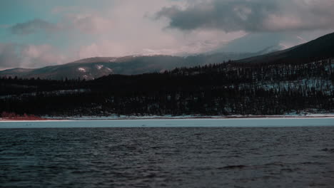 Verschneite-Landschaft-Der-Twin-Lakes,-Colorado,-Mit-Majestätischen-Bergen-Und-Einem-Bewölkten-Himmel,-Perfekt-Für-Entspannung-Und-Meditation