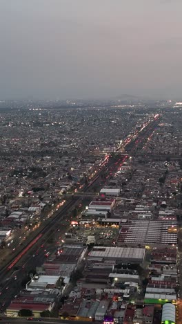 Verkehrsstau-Auf-Einer-Allee-In-Ecatepec-Bei-Einbruch-Der-Dunkelheit,-Vertikale-Drohnenansicht