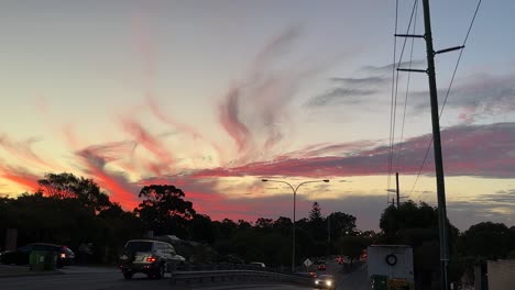 Tenue-Puesta-De-Sol-Naranja-De-Un-Suburbio-Australiano-Recortada-Con-Líneas-Eléctricas