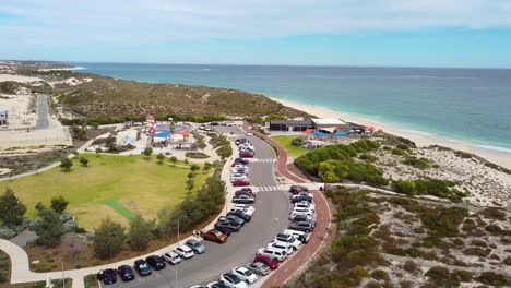 Vista-Aérea-Sobre-La-Playa-De-Amberton-Y-El-Parque-Infantil-Lighthouse-Park-De-Perth.