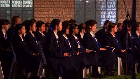 Coro-De-La-Escuela-Primaria-De-Niñas-De-Brisbane-Participando-En-La-Vigilia-Con-Velas-En-Memoria-De-Las-Enfermeras-En-La-Plaza-Anzac,-Celebrada-Por-El-Fondo-Conmemorativo-De-Centauros-Para-Enfermeras