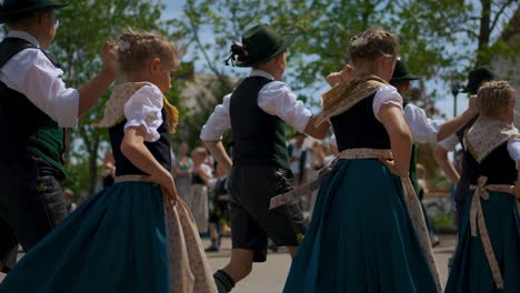 Bayerische-Kinder-In-Einem-Traditionellen-Maibaumtanz