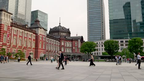 Berühmter-Tokio-Bahnhof-Mit-Menschen,-Die-Draußen-Spazieren-Gehen