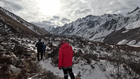 Siguiendo-A-Los-Excursionistas-Que-Cruzan-Llanuras-De-Morrenas-Glaciares