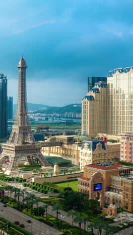 Vertikaler-4K-Zeitraffer,-Macau,-China-Und-Das-Pariser-Casino-Hotel-Resort-Mit-Nachbildung-Des-Eiffelturms