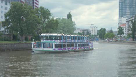 Paseo-En-Barco-Por-El-Canal-Del-Danubio-Viena