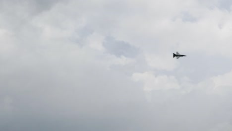 Air-Show-At-Stewart-Airpot-Fighter-Jet-F-16-Flying-Sideways-Slow-Motion