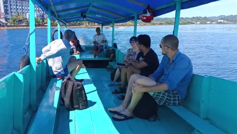 Algunos-Turistas-Viajando-En-Barco-Navegando-Por-El-Mar-De-La-Isla-Karampuang.