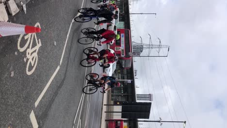 Vertikales-Video-Von-Radfahrern,-Die-Im-Rahmen-Der-London-Ride-Tour-Durch-Canning-Town-Radeln